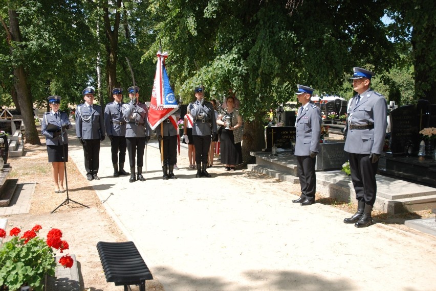 Na cmentarzu w Gostyczynie odbył się uroczysty apel z okazji poświęcenia nagrobka tragicznie zmarłych policjantów