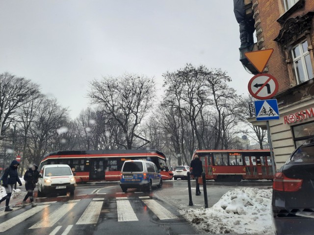 Ruch tramwajów koło Placu Miarki na ul. Kochanowskiego w Katowicach został wstrzymany. W centrum Katowic utworzyły się ogromne korki. 

Zobacz kolejne zdjęcia. Przesuń zdjęcia w prawo - wciśnij strzałkę lub przycisk NASTĘPNE