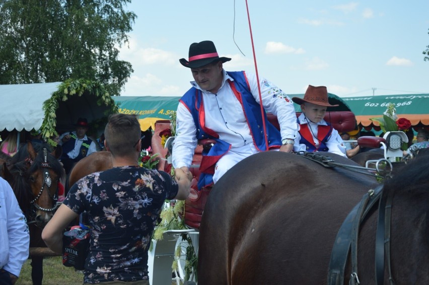 Wielka Parada Bryczek i Wozów ponownie przejechała przez Szymbark | ZDJĘCIA