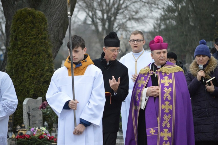 Wizytacja biskupa i bierzmowanie w parafii Budzyniu