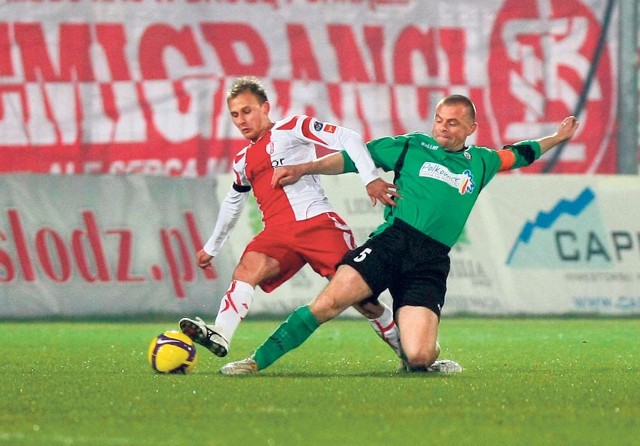 O piłkę walczy Bartosz Romańczuk (z lewej).