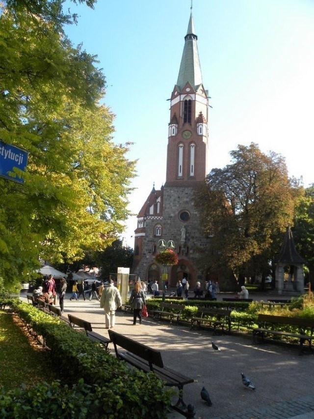 Rozpoznawany przez turyst&oacute;w neogotycki kości&oacute;ł św. Jerzego z 1901 roku na Placu Konstytucji 3 Maja, przy kt&oacute;rym wchodzi się na słynny &quot;monciak&quot;. Fot. Stefania Najsarek