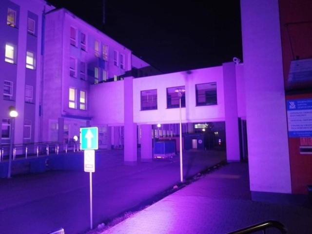 Wojewódzki Szpital Zespolony w Kielcach podświetlony na fioletowo z okazji Światowego Dnia Wcześniaka.