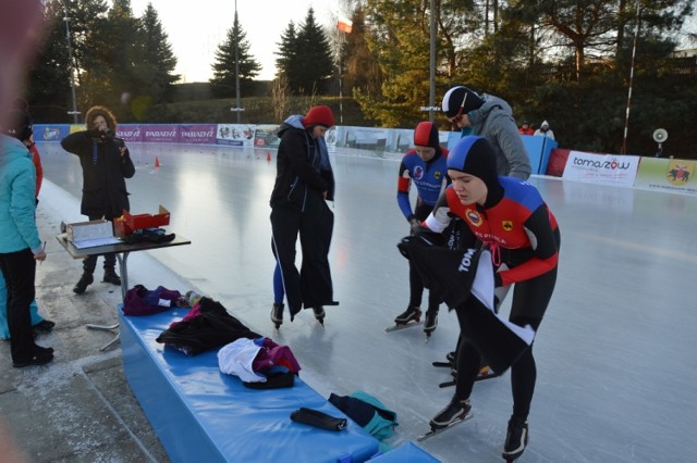 Złoty i dwa srebrne medale na piersi Zbigniewa Bródki. Minister sportu wręczał medale najlepszym