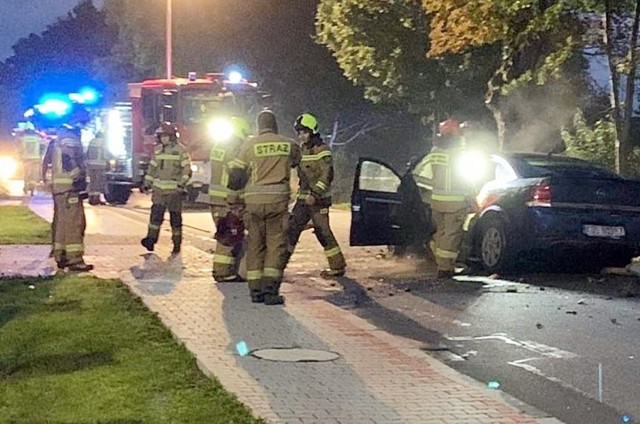 Wypadek w Łodygowicach. Kierowca opla zjechał z drogi i roztrzaskał się na drzewie.