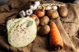 Jakie warzywa jeść jesienią i zimą? Nie wszystkie są w tym czasie tak samo zdrowe. Nie zapominaj o mrożonkach i kiszonkach