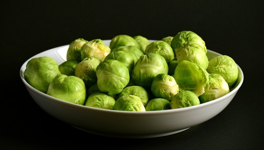 Brukselka to niskolaloryczne warzywo – w 100 gramach...