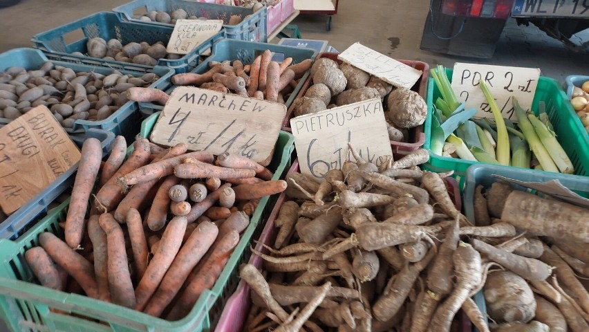 Warzywa, owoce, kwiatki i sadzonki na Targowisku Miejskim w Ostrowcu Świętokrzyskim. Zobacz zdjęcia i ceny