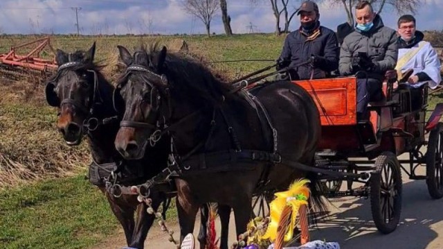 Święcenie pokarmów z bryczki w Duńkowiczkach koło Przemyśla.