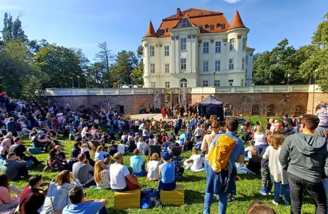 Tłum wrocławian przybył dziś do zamku w Leśnicy. Jak co roku, w pierwszą niedzielę października, organizowany jest tu piknik historyczny. Wieczorem odbędzie się wielka walka o zamek. Zobaczcie zdjęcia.