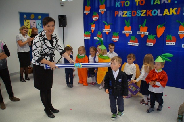 Marzena Majewska, dyrektorka przedszkola „Chmurowe Opowieści”, pasuje dzieci na przedszkolaków