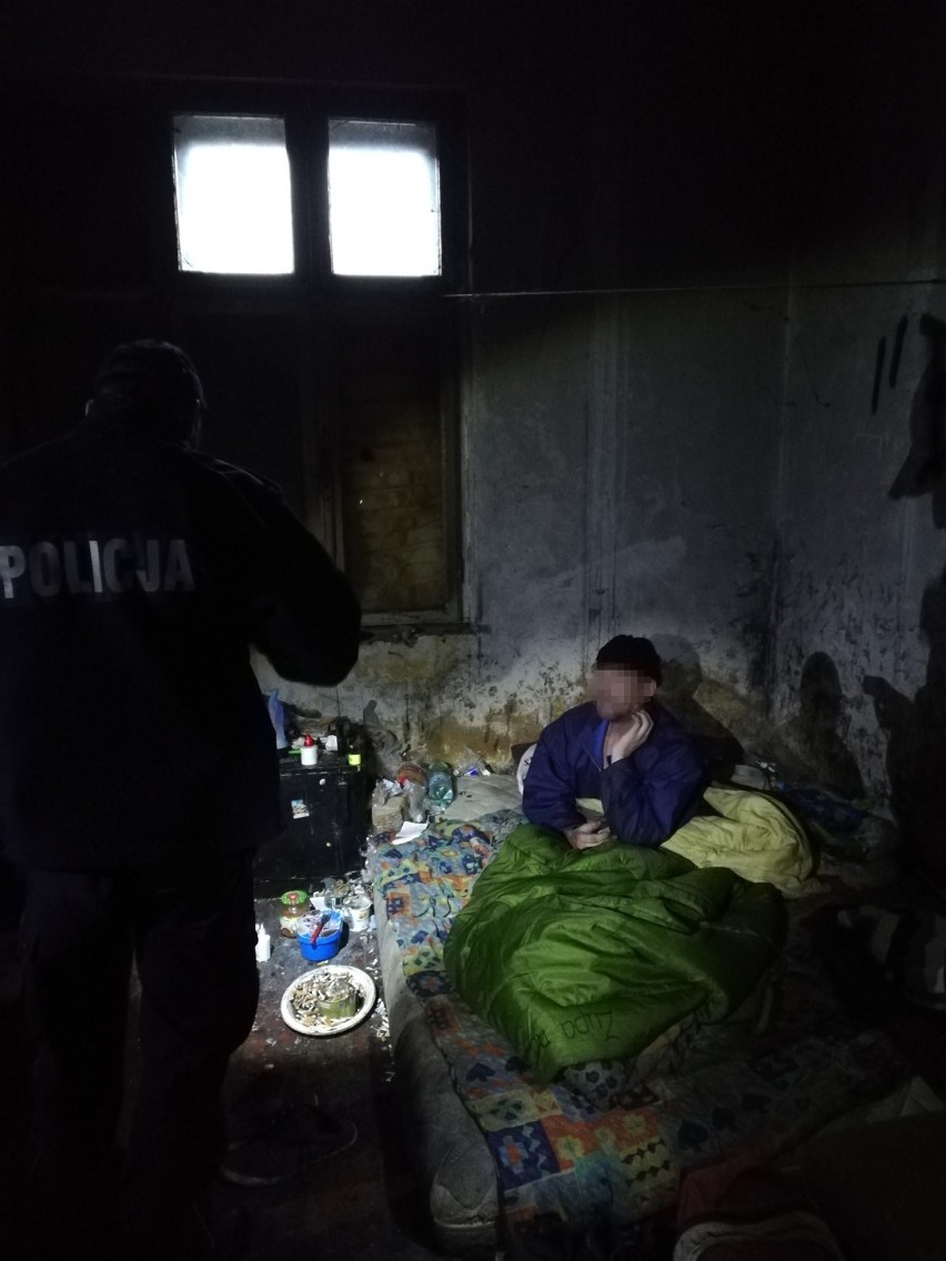Kraków. Meliny bezdomnych - policja działa, by nie zamarzli [ZDJĘCIA]