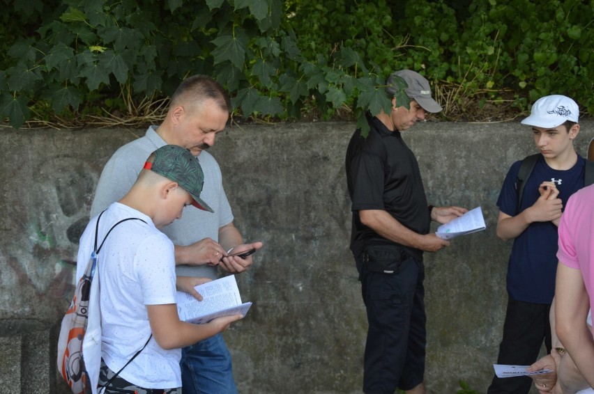 Malbork. Rozpoczęły się spacery z przewodnikami PTTK [ZDJĘCIA]. "Nie samą pracą człowiek żyje..."