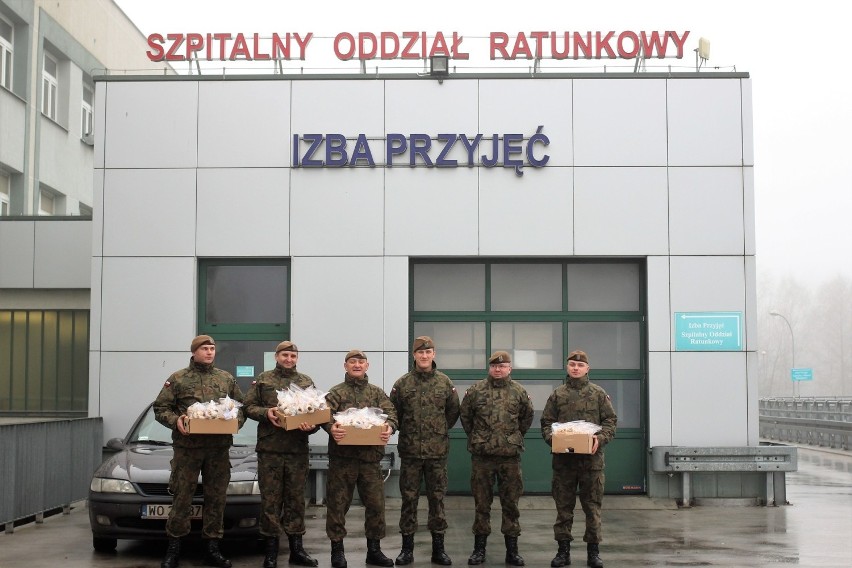 Żołnierze 5. Mazowieckiej Brygady Obrony Terytorialnej przekazali pluszaki małym pacjentom szpitali w Ostrołęce, Ostrowi Maz. i Wyszkowie