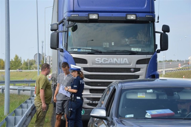 Akcja "TIR" na opolskim odcinku autostrady A4. Już po kilku minutach, policjanci zatrzymali kierowcę ciężarówki, który wyprzedzał inną ciężarówkę na zakazie wyprzedzania.