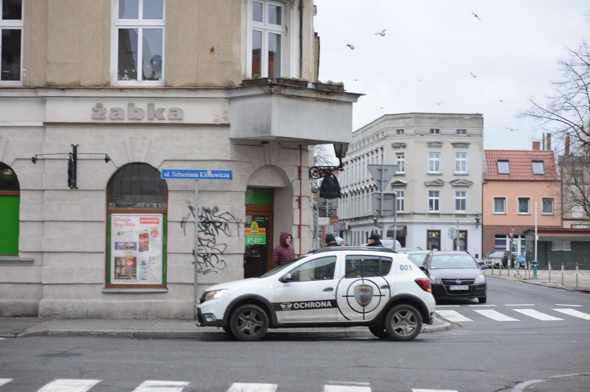 Włamał się do Żabki w Lesznie, wpadł po policyjnym pościgu