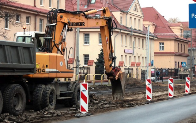 Nabierają tempa roboty drogowe przy modernizacji sieci tramwajowej w Grudziądzu na odcinku od Wiejskiej w kierunku śródmieścia.