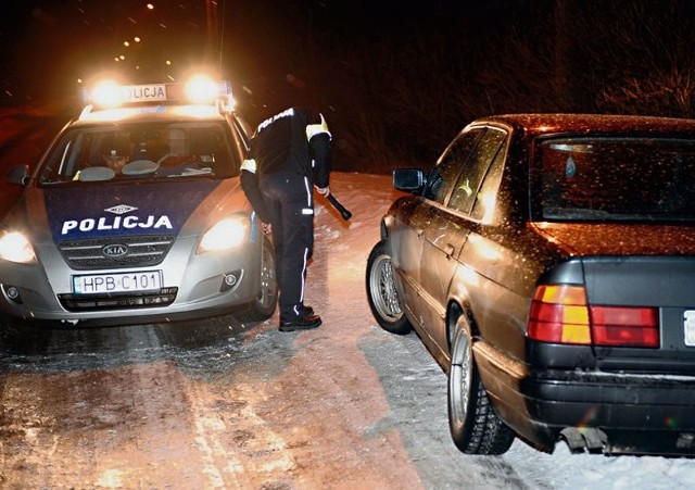 BMW uderzyło w radiowóz na drodze w Boguszycach