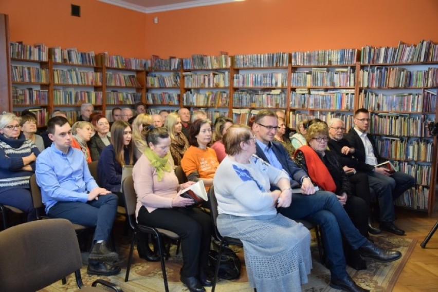 Pruszcz Gd.: Radosław Sikorski spotkał się z czytelnikami w bibliotece. Było o polityce, patriotyzmie i metaforach [ZDJĘCIA, WIDEO]