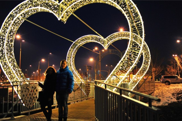 Mostek nad potokiem Służewieckim ma zaledwie 12 metrów. Zakochani przypinają do niego kłódki symbolizujące ich miłość. Nad mostek rozciągają się trzy serca. Jeśli jeszcze tam nie byliście, to w walentynki koniecznie musicie to nadrobić.