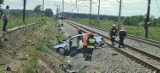 Wypadek na przejeździe kolejowym. Śmigłowiec przetransportował ranną kobietę do szpitala w Grudziądzu