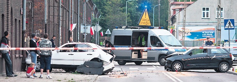 Na ul. Przędzalnianej w Łodzi mercedes staranował latarnię i...