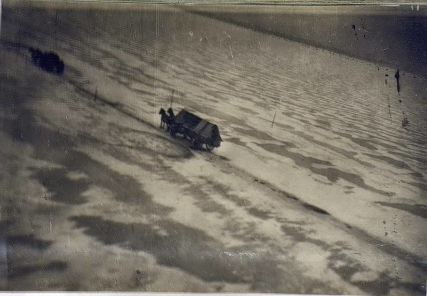Historyczne zdjęcia wykonane zimą 1945 r. przez pilotów...