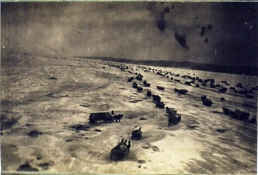 Historyczne zdjęcia wykonane zimą 1945 r. przez pilotów...