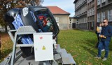 Symulator dachowania w III LO w Piotrkowie: WORD przypomina młodzieży o zapinaniu pasów
