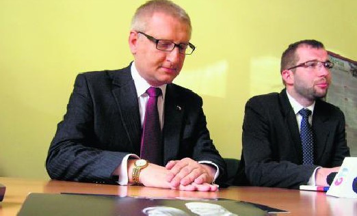 Stanisław Pięta (z lewej) oraz Grzegorz Puda podczas poniedziałkowej konferencji