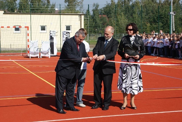 Wojewoda P. Florek i Burmistrz Z. Czapla przecięli symboliczną wstęgę