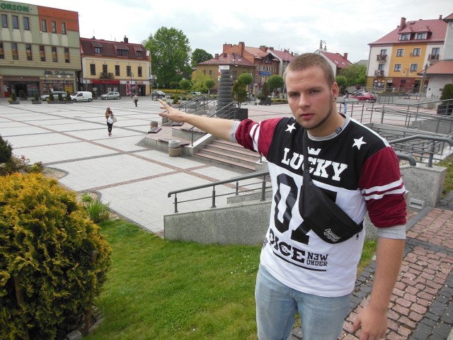 Bartłomiej Dębski pokazuje miejsce na Rynku w Trzebini, gdzie miała stanąć festiwalowa scena