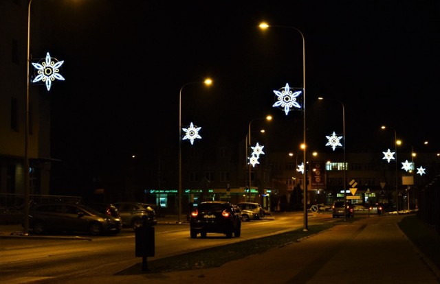 Choinka, ozdoby na latarniach i fontannach - świąteczne oświetlenie Tarnobrzega tworzy wyjątkową atmosferę. Dekoracje zdobią Plac Bartosza Głowackiego, ulice Mickiewicza, Sikorskiego, Wyszyńskiego, Wyspiańskiego oraz ronda. Za iluminacje miasto zapłaci w tym roku 91,12 tys. zł. Montaż jeszcze trwa. Zobaczcie, co już błyszczy>>>