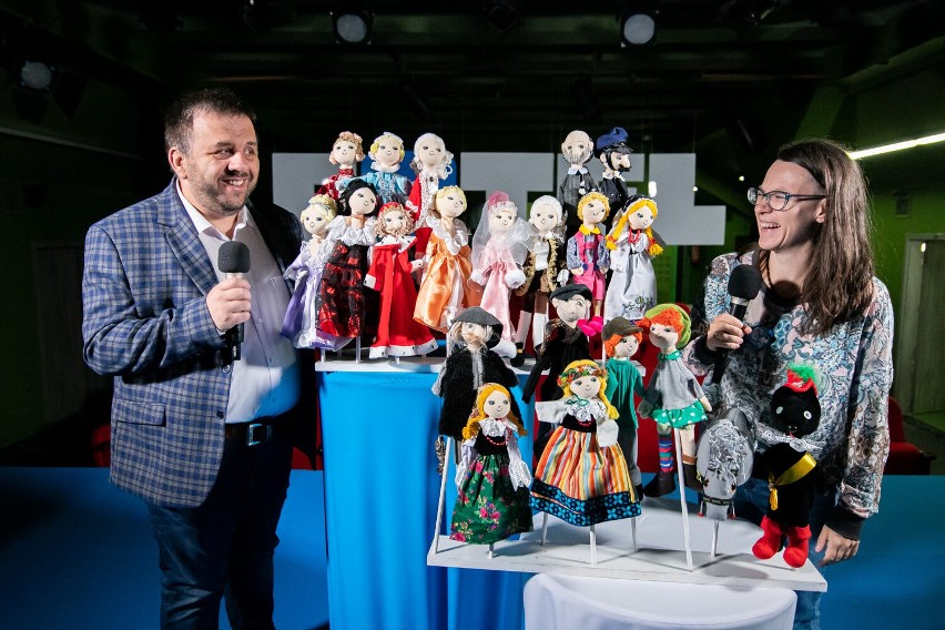 Dyrektor festiwalu Grzegorz Cwaliński i współprowadząca Magdalena Świerczyńska-Dolot z lalkami autorstwa Hanny Kośmickiej