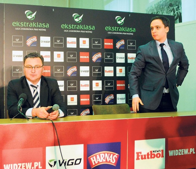 Nowy trener Czesław Michniewicz i wiceprezes Widzewa Mateusz Cacek podczas konferencji prasowej.