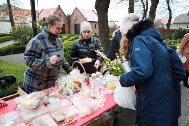 Wielkanocny kiermasz przed śremską Farą. Można było do domu wrócić z pysznym ciastem lub świątecznym drobiazgiem