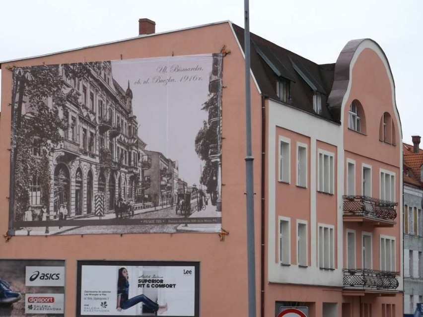 Banery na budynkach ze zdjęciami starej Piły