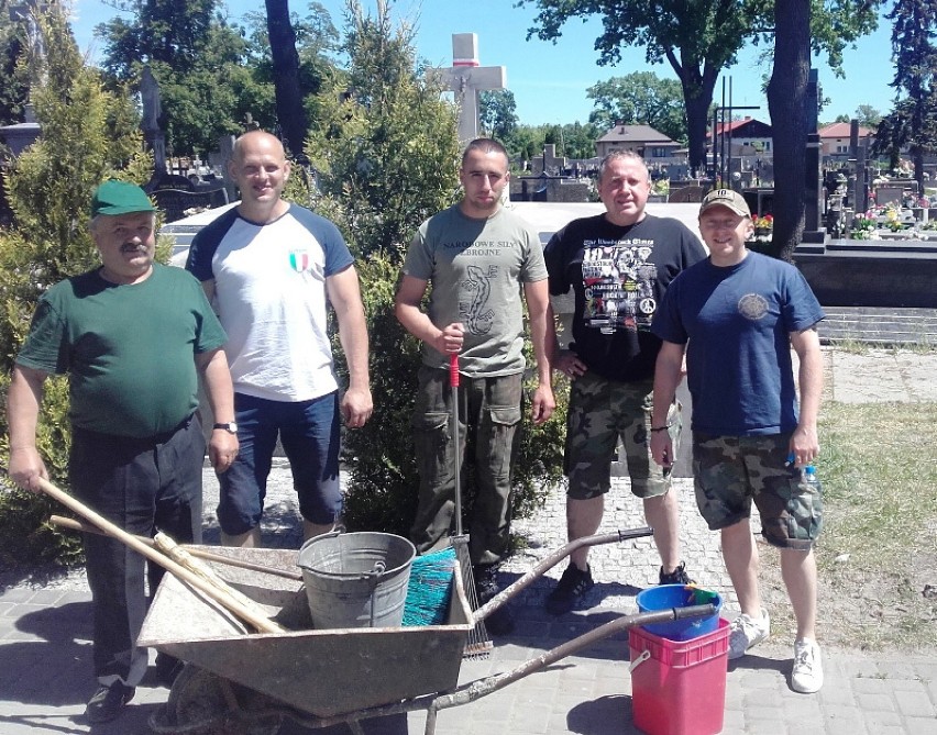 Porządkowali żołnierskie groby na katedralnej nekropolii w Łowiczu [Zdjęcia]