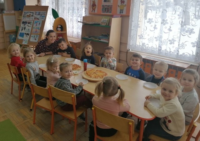 Dzień Pizzy w grupie Krasnoludków w Przedszkolu numer 1 w Jędrzejowie. Dzieci przygotowały pyszny włoski specjał.