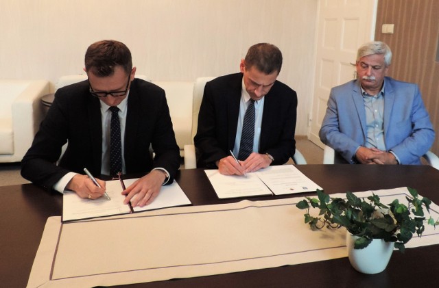 Burmistrz Leszek Duszyński oraz wicemarszałek Dariusz Kurzawa podpisali list intencyjny w sprawie budowy dalszej części obwodnicy Mogilna.