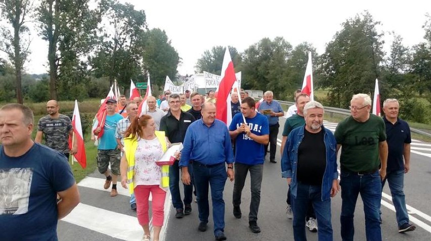 Protest rolniczy na S3 z 2018 roku. Na pierwszym planie...