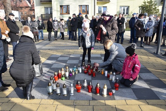 Mieszkańcy Czerwionki-Leszczyn pożegnali Pawła Adamowicza. Utworzyli wielkie serce ze zniczy