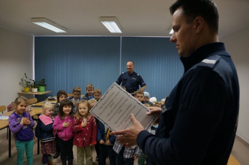 Przedszkole nr 5 w Żorach: Dzieciaki w komendzie policji!