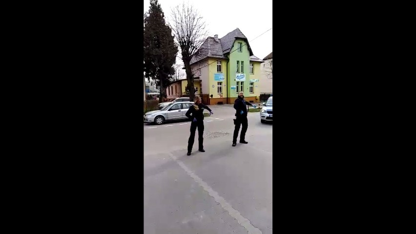Nowy Dwór Gdański: Policjanci tańczą przed dziećmi, żeby umilić im czas kwarantanny.