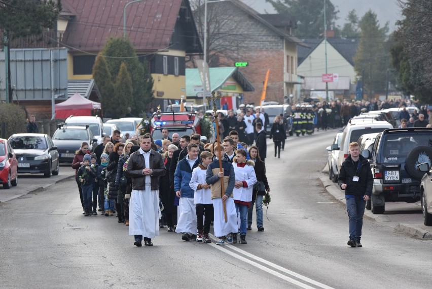 Pogrzeb w Szczyrku. Pożegnano rodzinę Kaimów. "Z tym światem jest coś nie tak" [ZDJĘCIA]