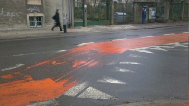 Droga dla rowerzystów, która odróżniała się od jezdni kolorem i ...