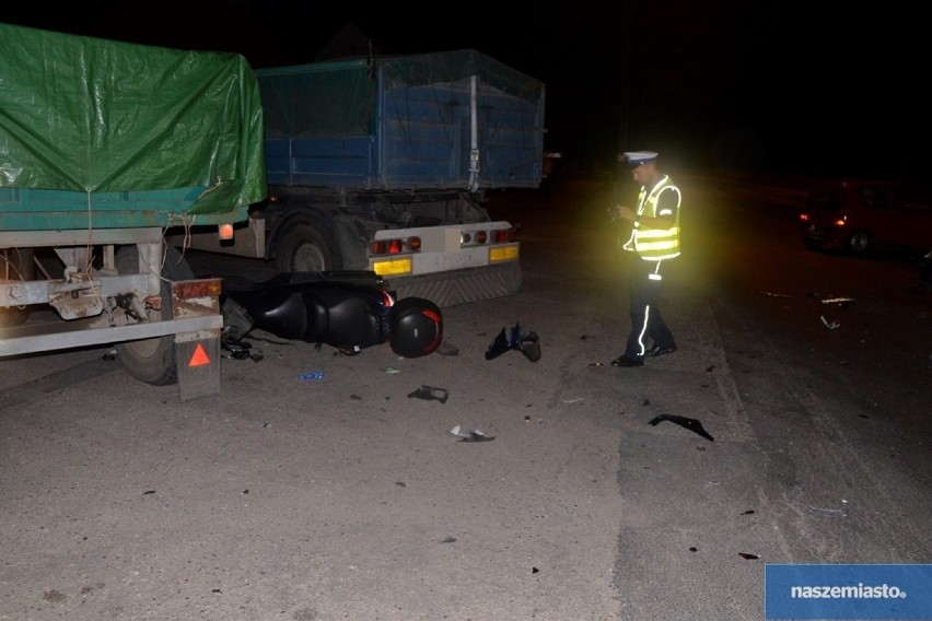 Groźny wypadek na ulicy Płockiej we Włocławku. Zderzenie volkswagena ze skuterem [zdjęcia]