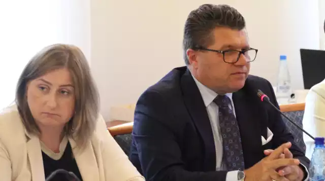 Burmistrz Paweł Okrasa i skarbnik Anna Podgórniak przekonali tylko 3 radnych do propozycji zwiększenia podatku od nieruchomości w 2024 roku 