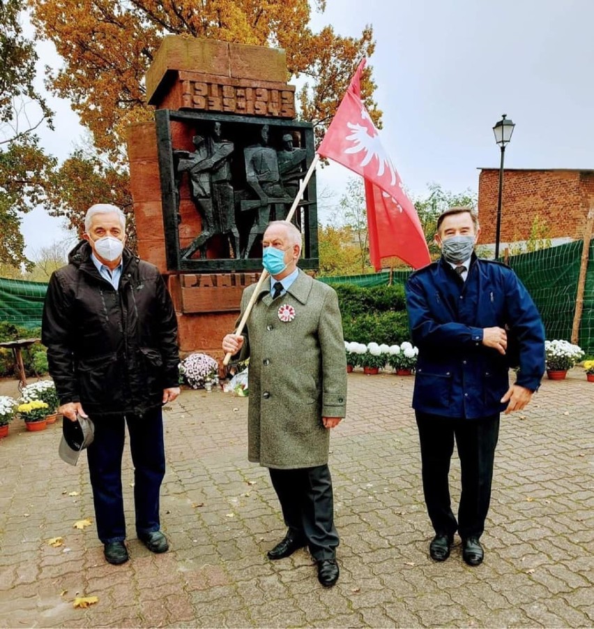 Delegacja PiS przy pomniku Walki i Męczeństwa w Żninie.