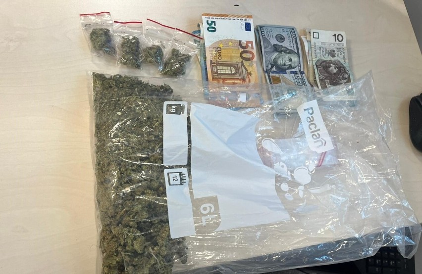 Handel narkotykami pod Krakowem. 16-latek, 100 zł i cztery woreczki z marihuaną